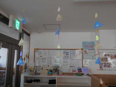  かわいいかさのモビールがお出迎え