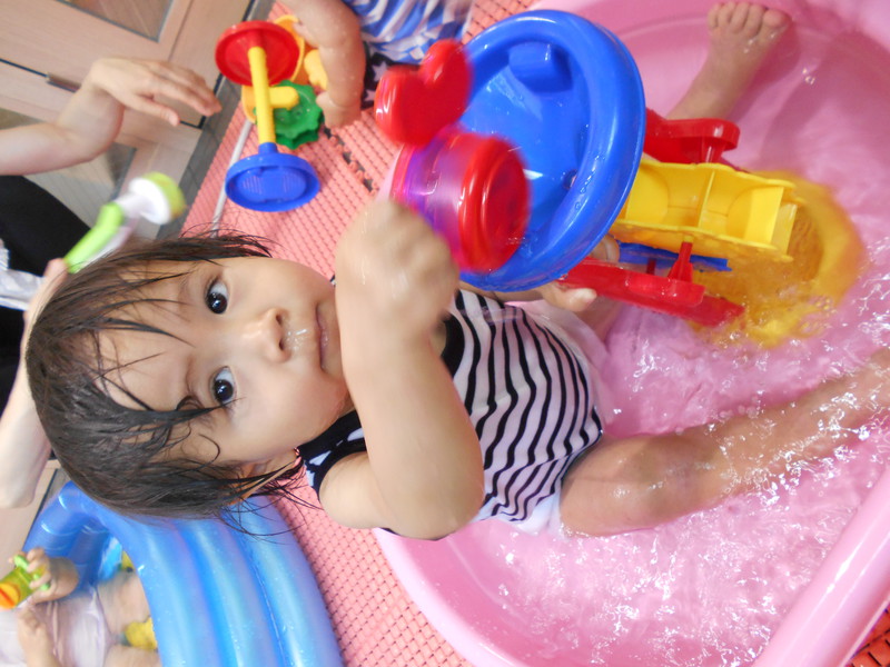 水車にお水をじゃーっ❣