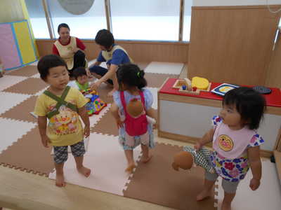  あかちゃんをおんぶ。ママみたい♡