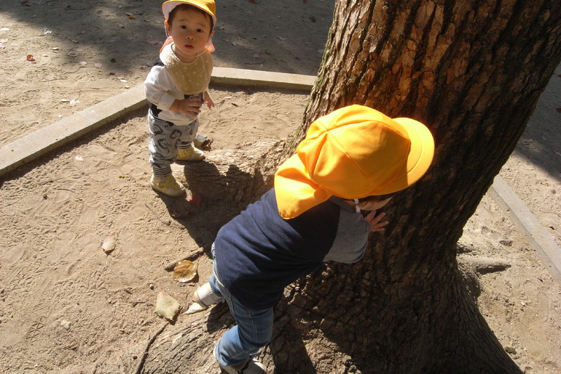 「隠れなきゃ」「見つかってるかも」