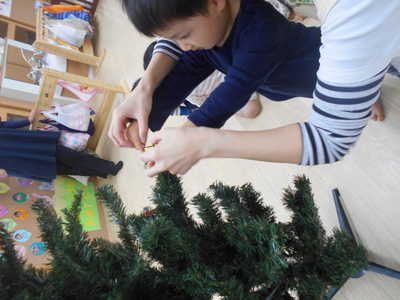  Xツリーの飾りつけをしました