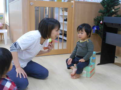  「何歳になりましたか」「２さい」（お誕生日会より）