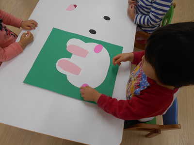  福笑いをしています