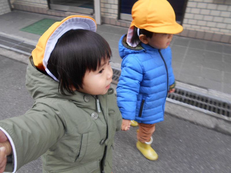 お友だちと手を繋ぐよ