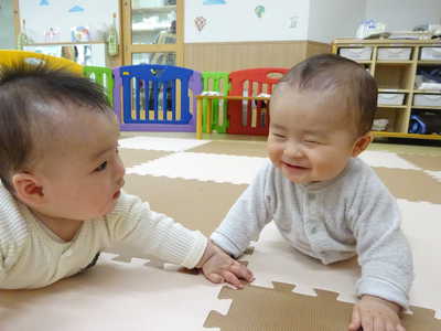  赤ちゃん同士も仲良し💗