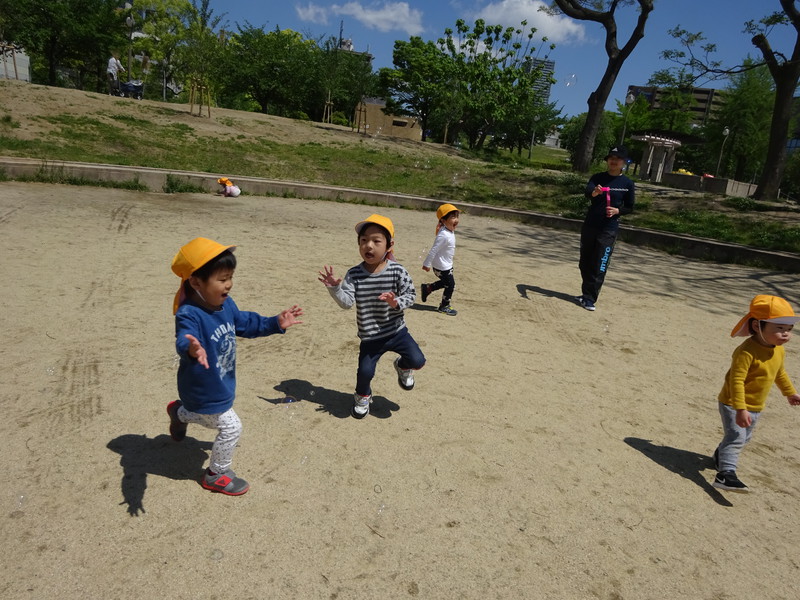 しゃぼん玉まてまて〜🎶