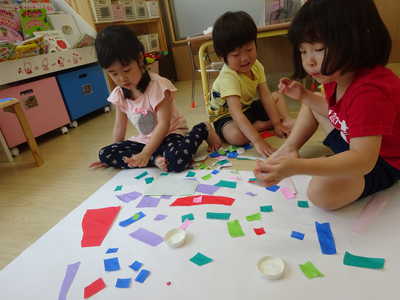  切ったのを模造紙に貼ったよ🎶