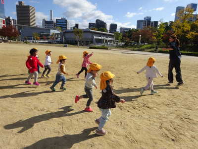  先生を捕まえろ〜👣