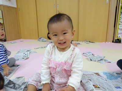  新聞紙びりびり〜❣