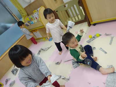  新聞紙びりびり〜❣