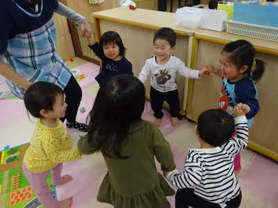  みんなで輪になったよ🎶