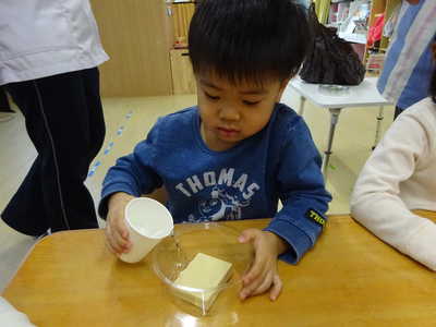  水を入れると…