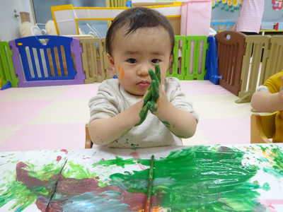  絵の具ぺたぺた楽しいね💗