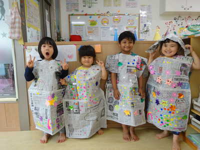  新聞紙でドレスを作ったよ💗