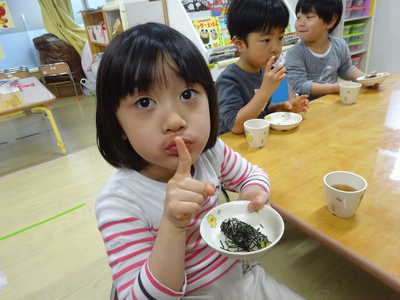  静かに恵方巻を食べたよ❣